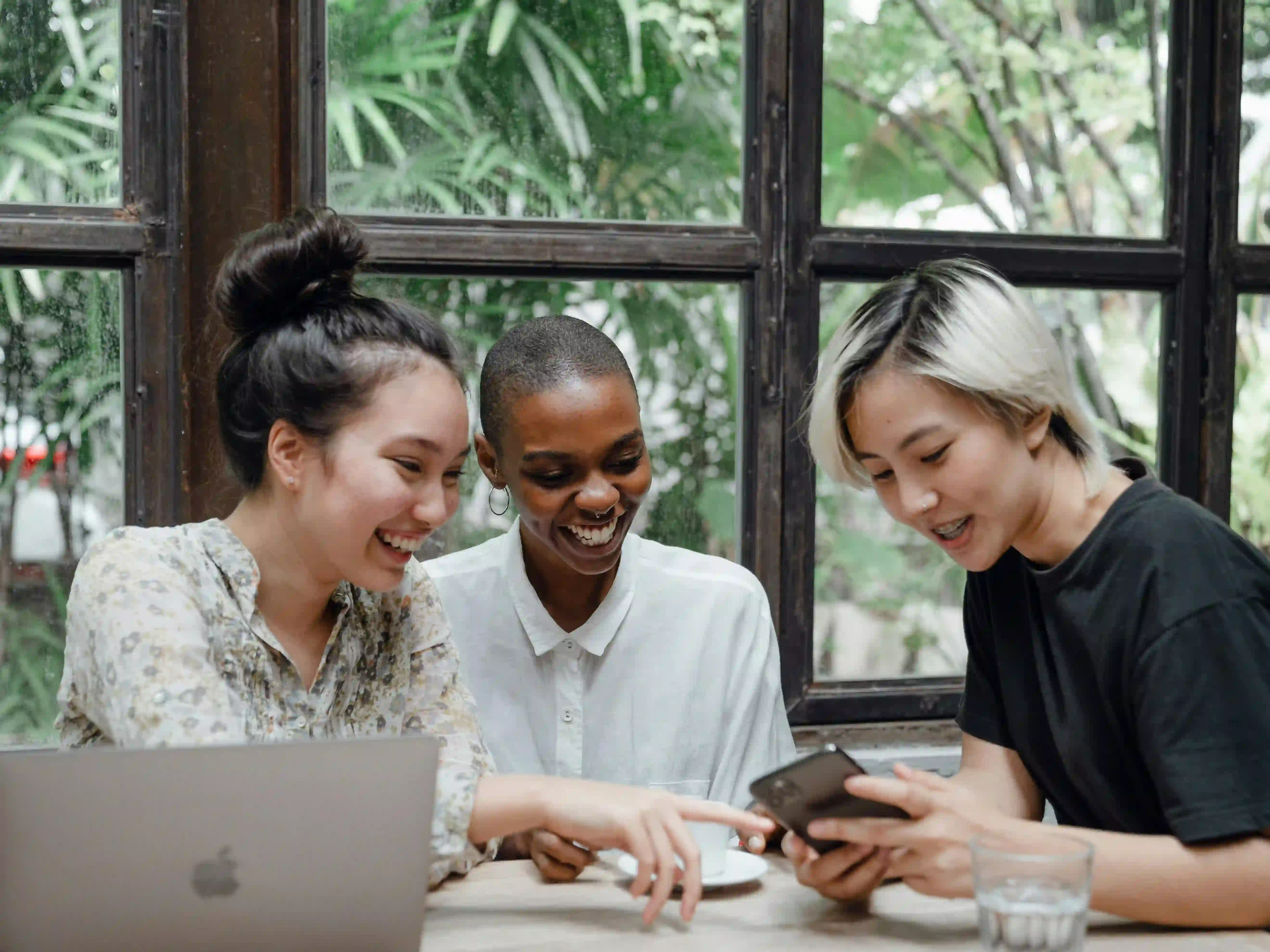 Graphic designing services in UAE for better revenue model